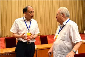 皖南電機(jī)管總與機(jī)械部副部長陸燕蓀在會上交流 皖南電機(jī)管總與機(jī)械部副部長陸燕蓀在會上交流