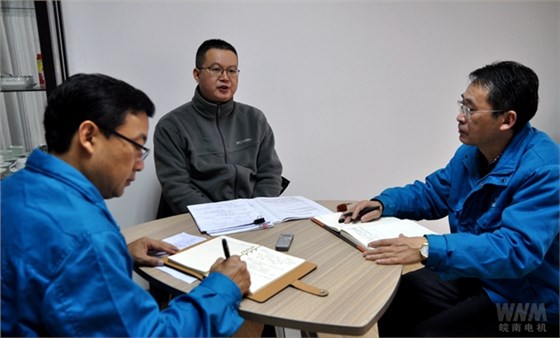 外審專(zhuān)家與皖南電機(jī)高層管理交談 外審專(zhuān)家與皖南電機(jī)高層管理交談