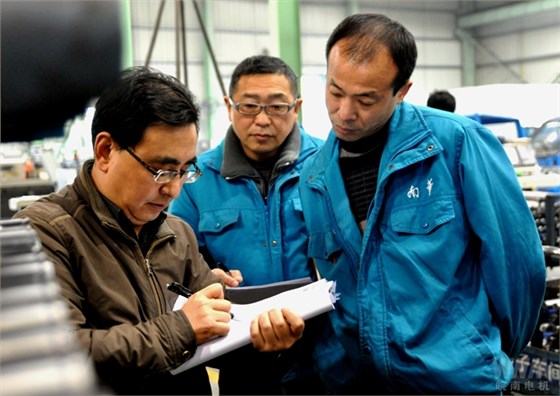 審核專(zhuān)家在皖南電機(jī)生產(chǎn)現(xiàn)場(chǎng)審核 審核專(zhuān)家在皖南電機(jī)生產(chǎn)現(xiàn)場(chǎng)審核