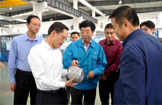 董事長(zhǎng)陳根喜陪同縣委書(shū)記耿鵬在車間參觀 董事長(zhǎng)陳根喜陪同縣委書(shū)記耿鵬在車間參觀