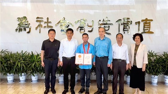 省、市總工會(huì)為皖南電機(jī)&ldquo;全國(guó)五一勞動(dòng)獎(jiǎng)?wù)?rdquo;獲得者授牌頒獎(jiǎng)