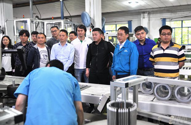 皖南電機(jī)總經(jīng)理陳學(xué)鋒向客人介紹公司生產(chǎn)情況 皖南電機(jī)總經(jīng)理陳學(xué)鋒向客人介紹公司生產(chǎn)情況