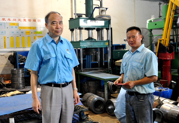 皖南電機(jī)黨委管書記在壓鑄車間慰問 皖南電機(jī)黨委管書記在壓鑄車間慰問