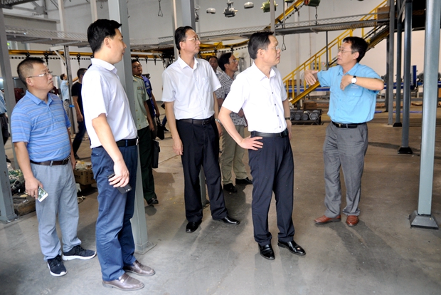 總經(jīng)理陳學(xué)鋒陪同耿書(shū)記在車(chē)間檢查 總經(jīng)理陳學(xué)鋒陪同耿書(shū)記在車(chē)間檢查