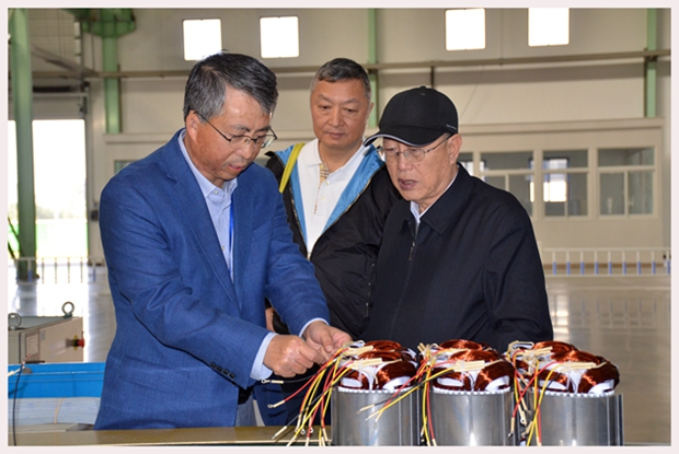 圖為中國機(jī)械工業(yè)聯(lián)合會特別顧問蔡惟慈（右一）、上海電器科學(xué)研究所(集團(tuán))有限公司黨委書記鄒孟奇（中）在公司副總經(jīng)理孫躍（左一）的陪同下參觀皖南電機(jī)生產(chǎn)車間