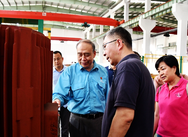 圖為公司黨委書記、副董事長管兵正在向校友介紹公司產(chǎn)品